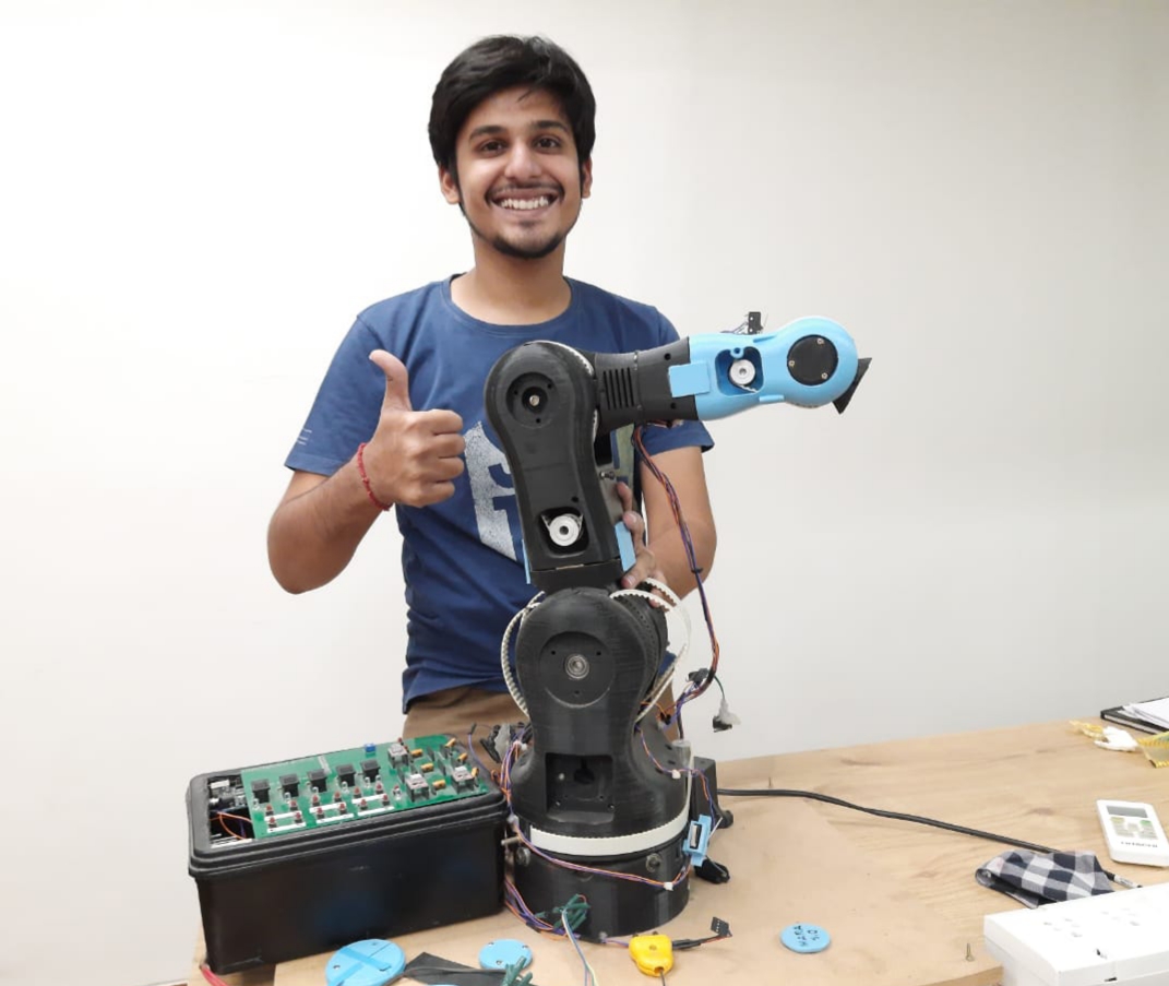 Multi Axel Robotic Arm by an Engineering Student